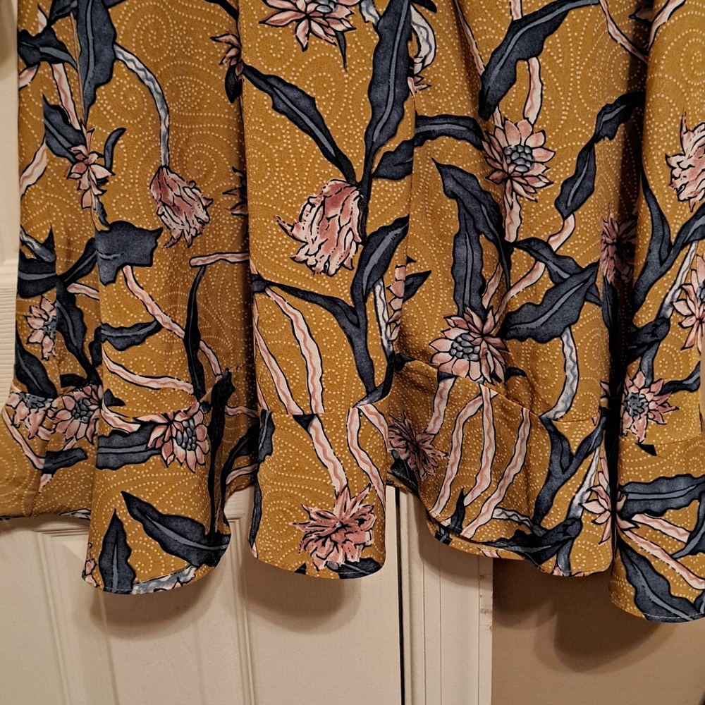 Medium Size 8 Floral Boohoo Dress GUC - Picture 4 of 6